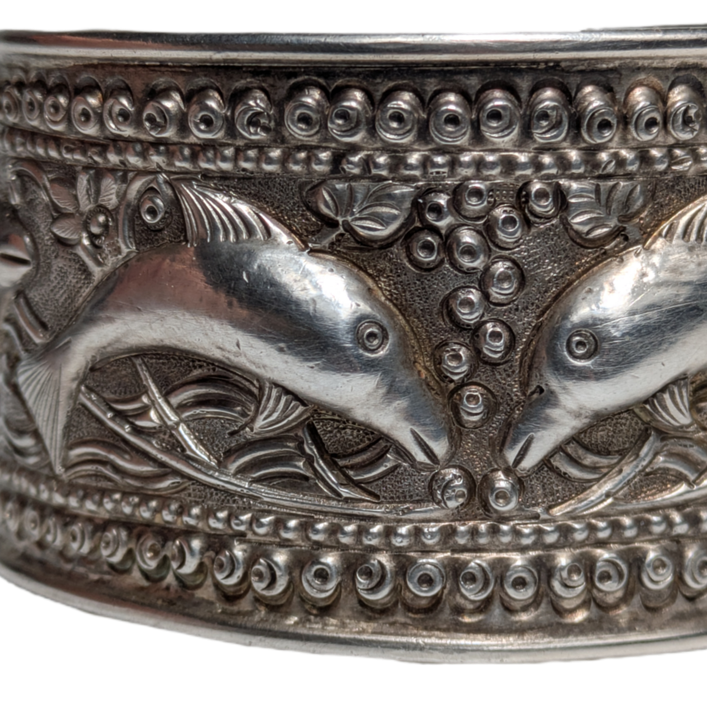 Brazalete de Plata 925 Tibetana repujada con Delfines