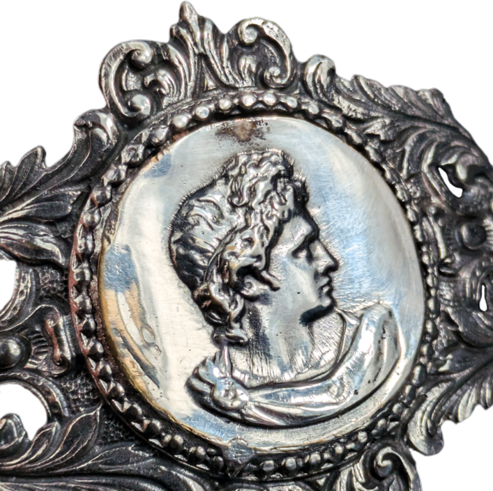 LOTE000588_02-1.png Broche estilo neoclásico con Dios apolo