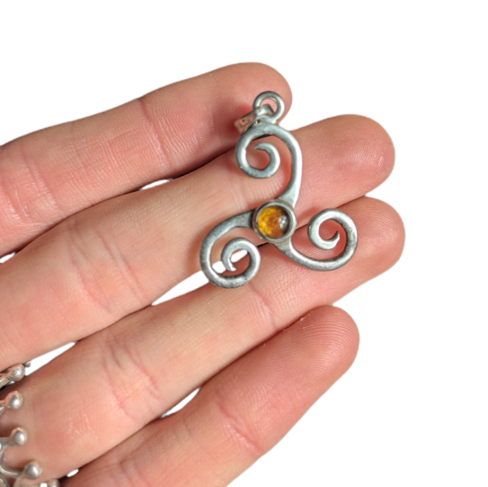 Colgante de trisquel celta de plata con ámbar