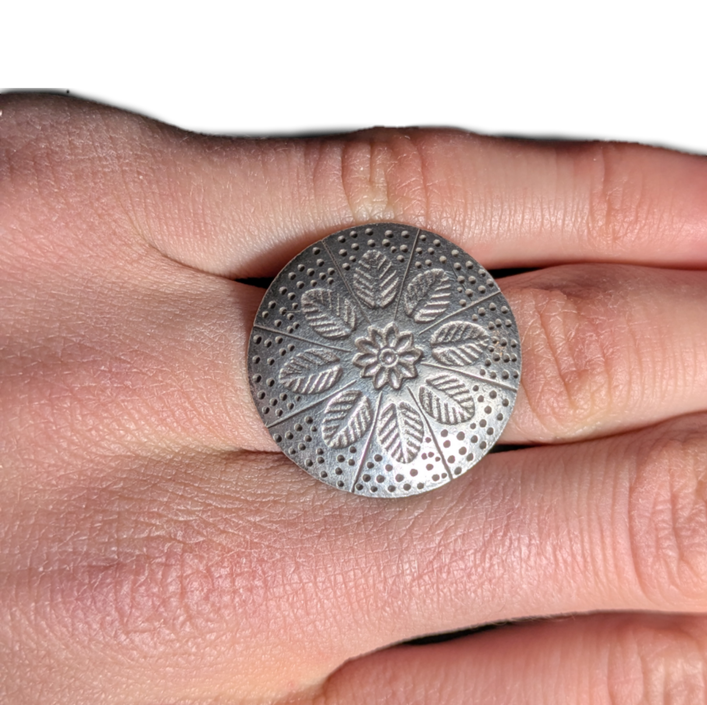 Anillo de plata motivo hojas
