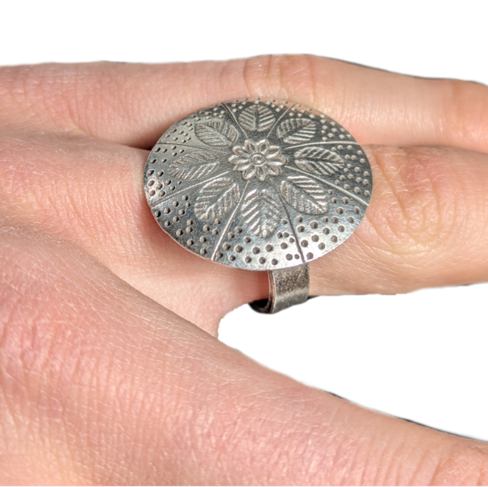 Anillo de plata motivo hojas