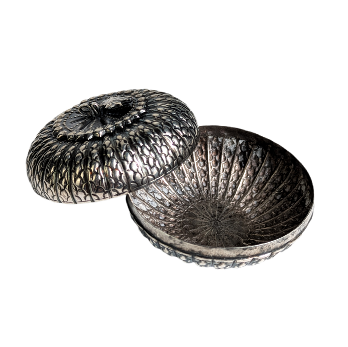 LOTE000611_02-1.png Caja para nuez de betel de plata de Camboya 23g