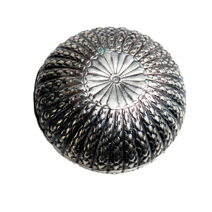 LOTE000611_04-1.png Caja para nuez de betel de plata de Camboya 23g