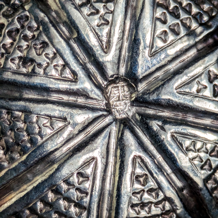 LOTE000612_02-1.png Caja para nuez de betel de plata de Camboya punzón chino