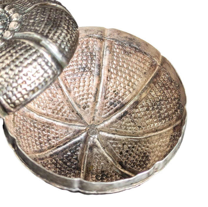 LOTE000612_03-1.png Caja para nuez de betel de plata de Camboya punzón chino