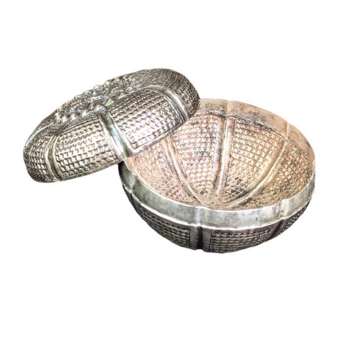 LOTE000612_04-1.png Caja para nuez de betel de plata de Camboya punzón chino