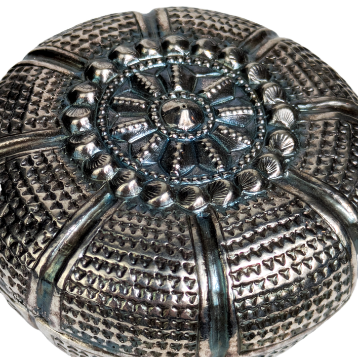 LOTE000612_05-1.png Caja para nuez de betel de plata de Camboya punzón chino