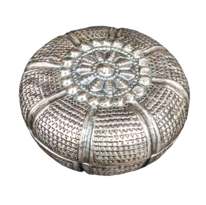 LOTE000612_06-1.png Caja para nuez de betel de plata de Camboya punzón chino