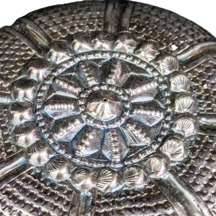 LOTE000612_07-1.png Caja para nuez de betel de plata de Camboya punzón chino