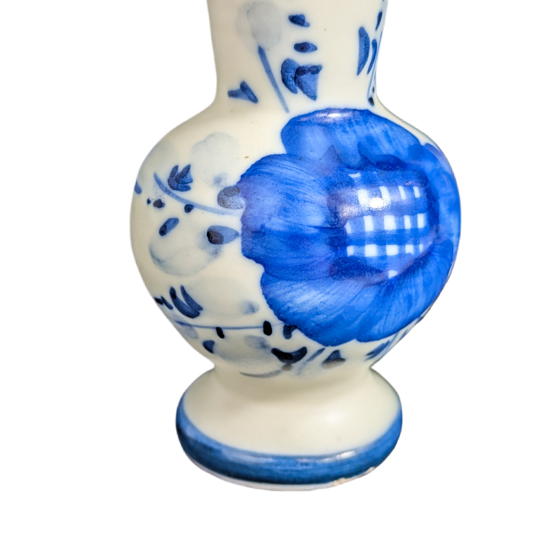 Pequeño jarrón en cerámica decorada con flores azules