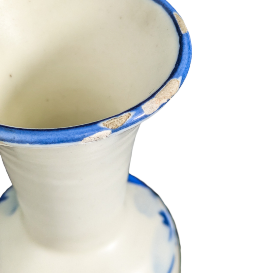 Pequeño jarrón en cerámica decorada con flores azules