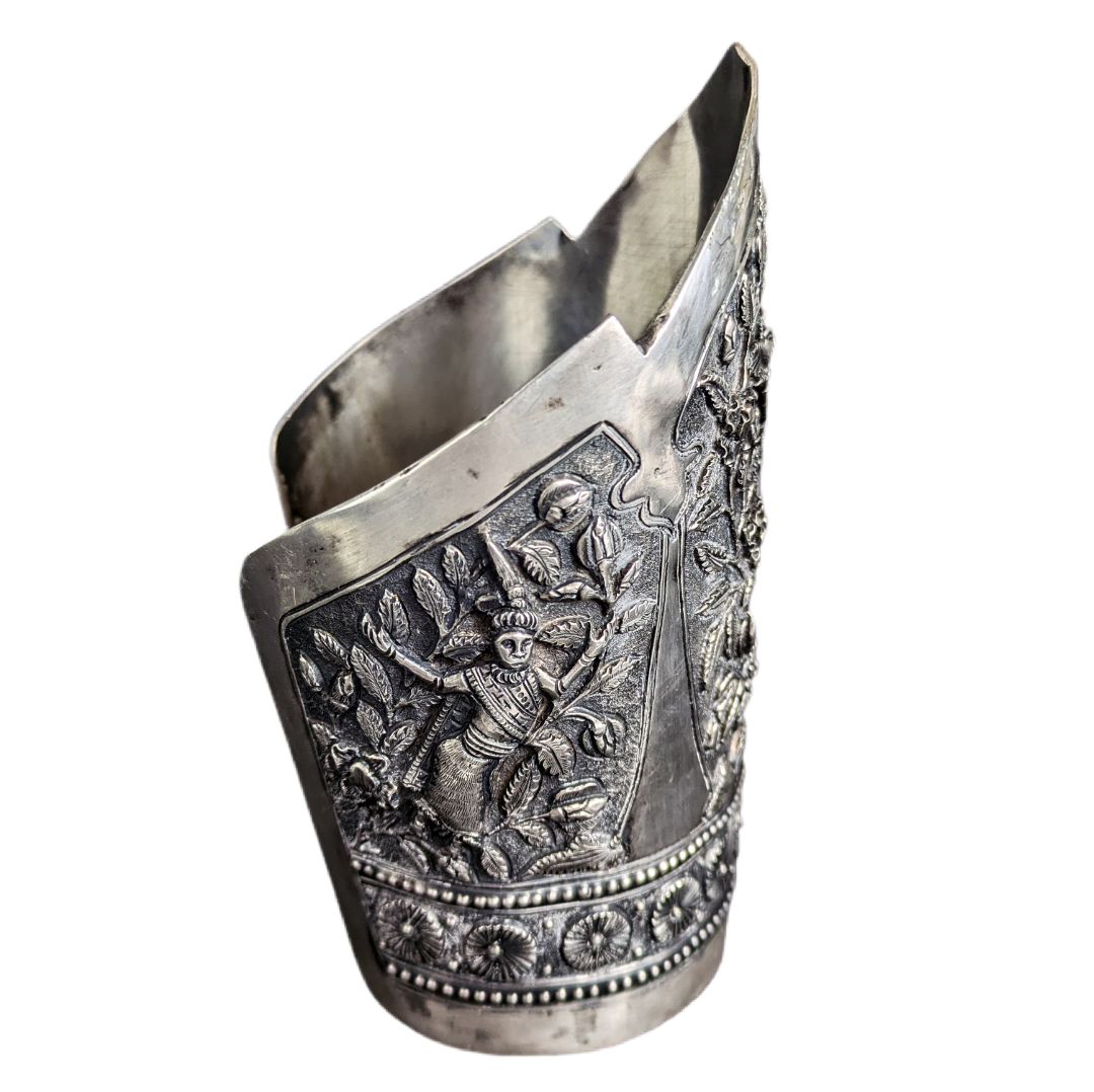 Brazalete de plata repujada Siam, Tailandia c.1940 118g