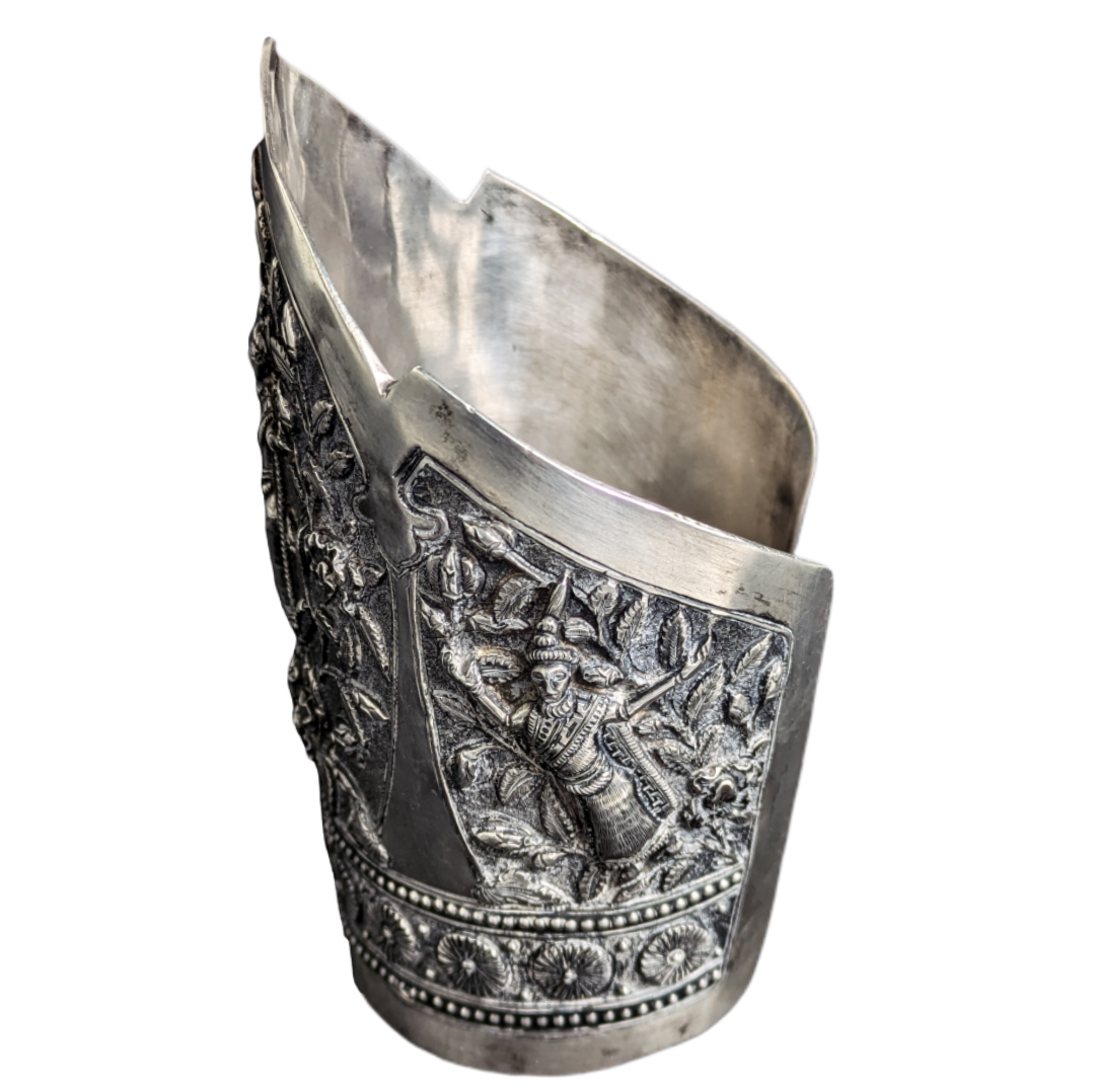 Brazalete de plata repujada Siam, Tailandia c.1940 118g