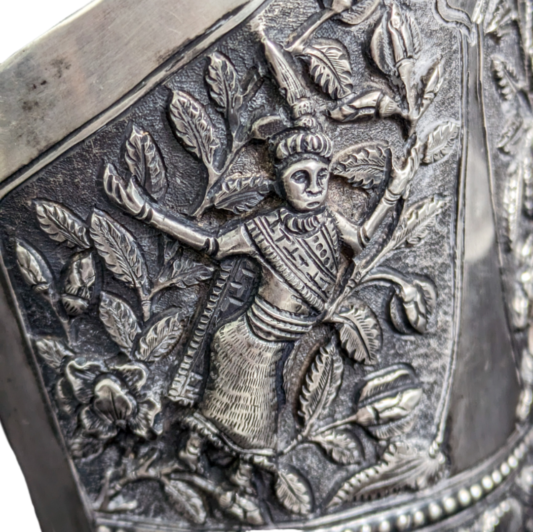 Brazalete de plata repujada Siam, Tailandia c.1940 118g