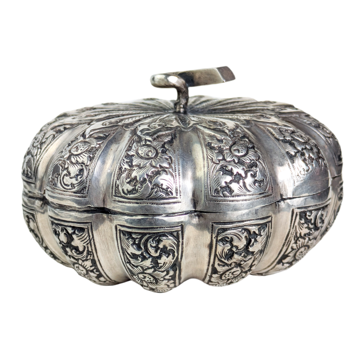 Caja de plata para nuez de betél, Camboya c.1900