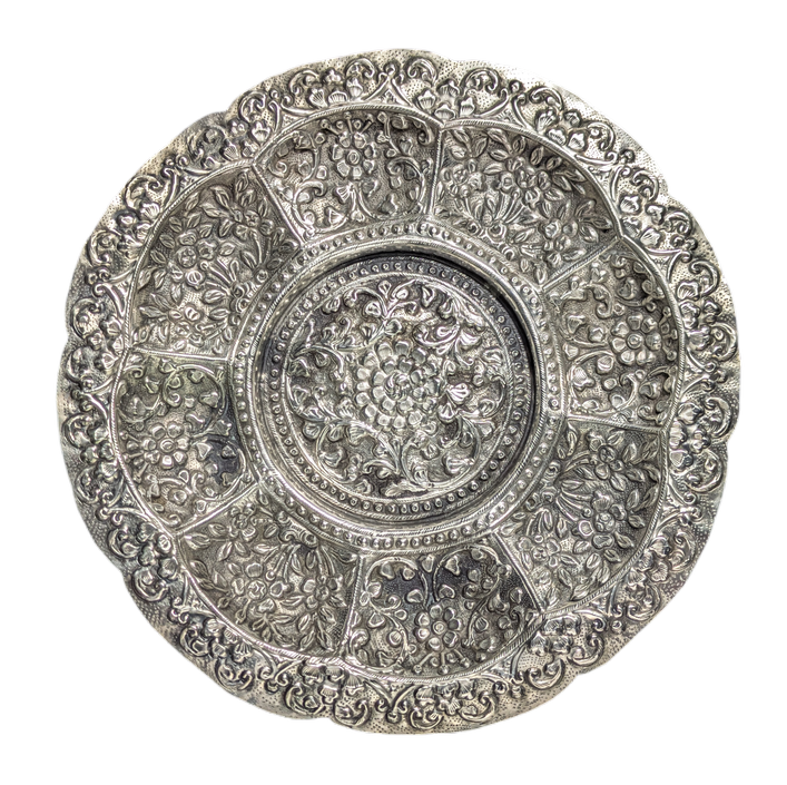 Plato de plata Colonial India Kutch repujada c.1900