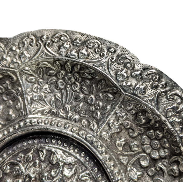 Plato de plata Colonial India Kutch repujada c.1900