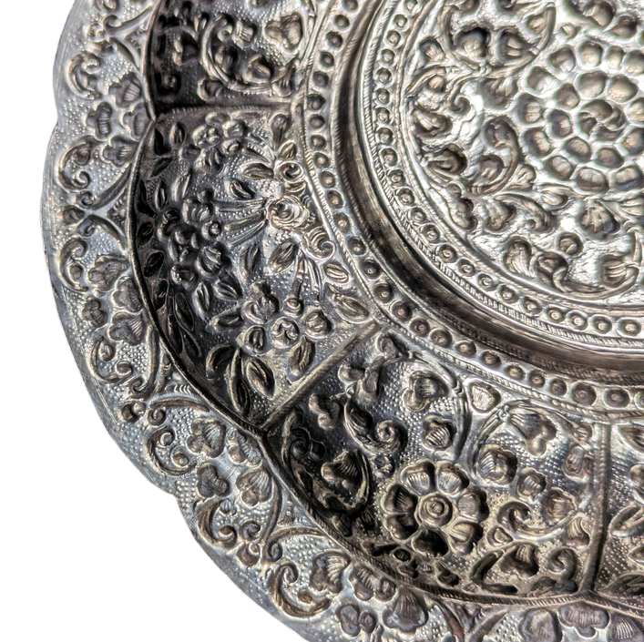 Plato de plata Colonial India Kutch repujada c.1900