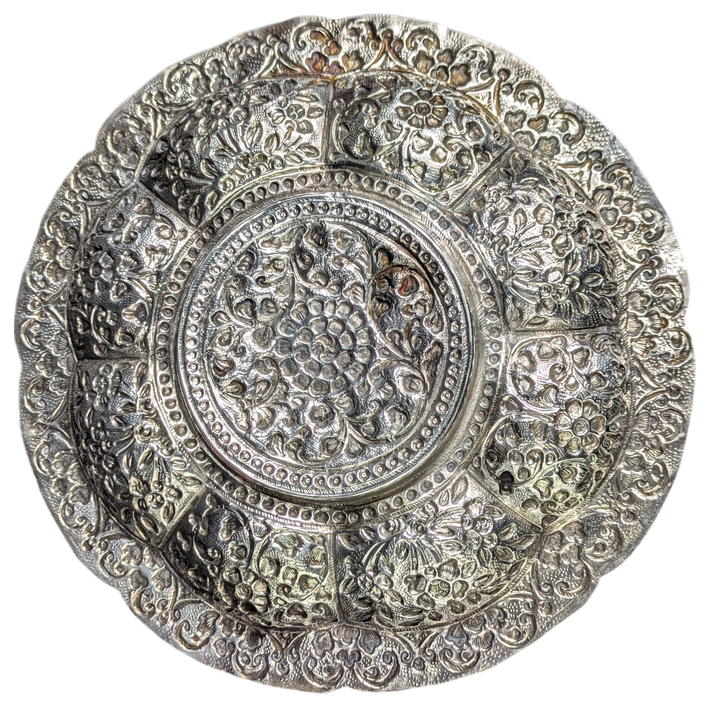 Plato de plata Colonial India Kutch repujada c.1900