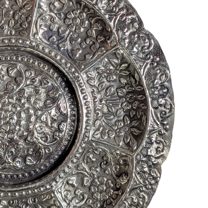 Plato de plata Colonial India Kutch repujada c.1900