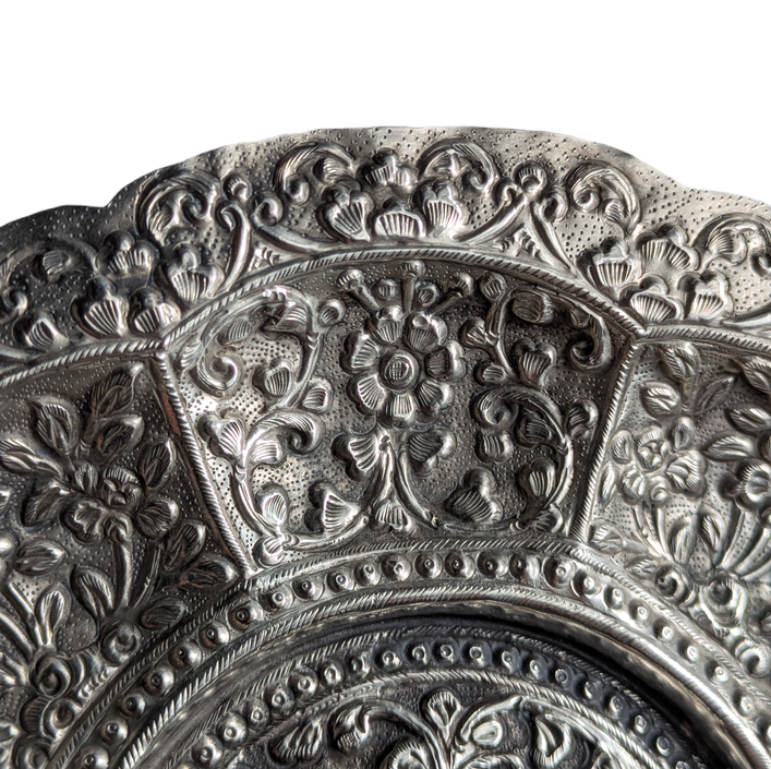 Plato de plata Colonial India Kutch repujada c.1900