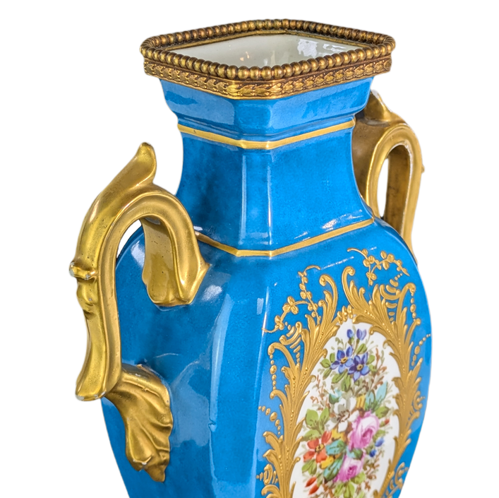 LOTE000721_02-1.png Jarrón Francés estilo Sevres montado en bronce s.XIX