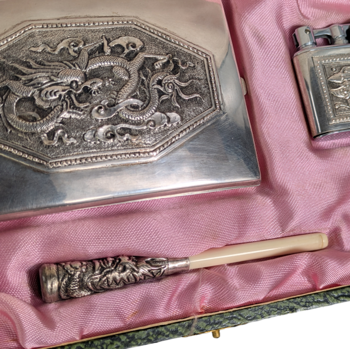 LOTE000734_08-1.png Set de tabaco Plata Vietnamita Guerra de Indochina (1945-1954) dragones