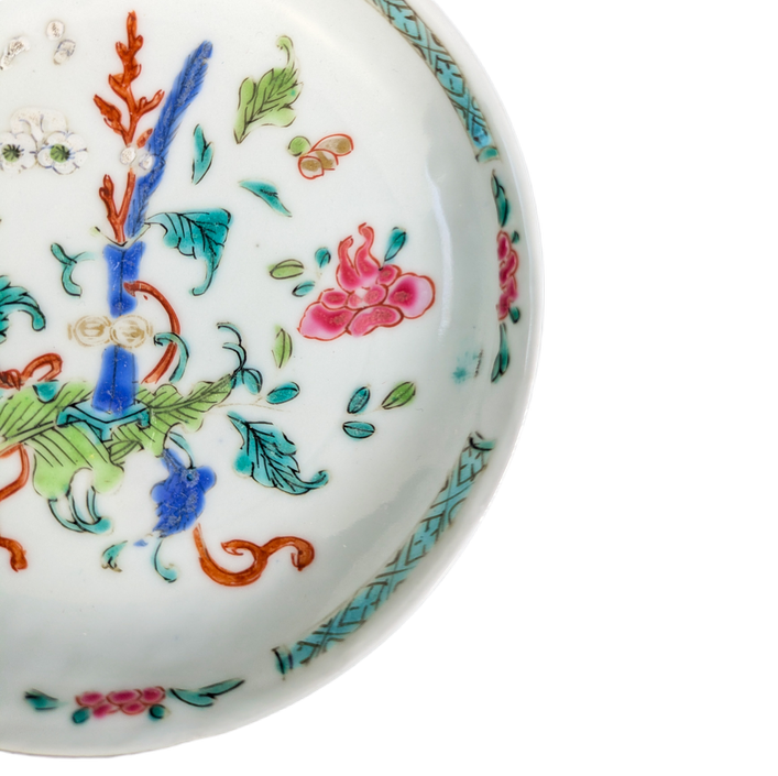 LOTE000771_02-1.png Plato Chino de té, Mercado Interior, Periodo Yonzheng (1723-1735)