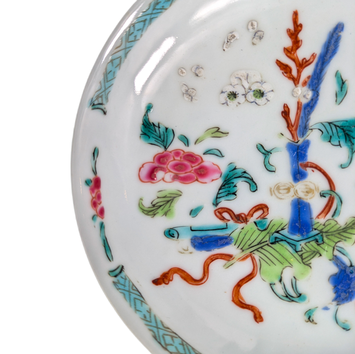 LOTE000771_03-1.png Plato Chino de té, Mercado Interior, Periodo Yonzheng (1723-1735)
