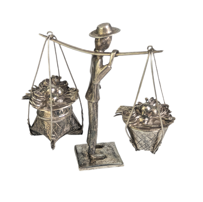 Figura de hombre transportando cestas en plata de exportación de Indonesia