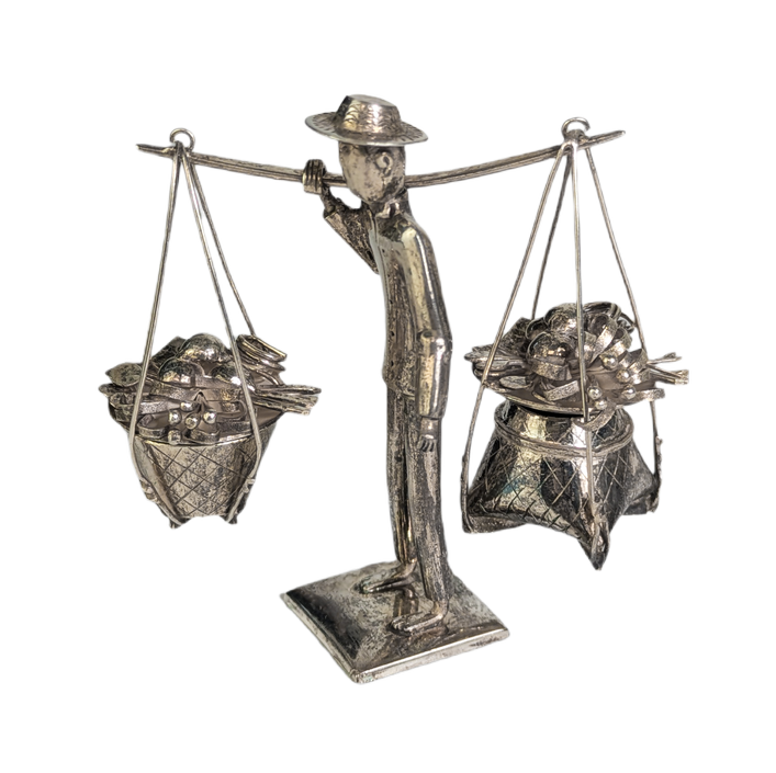 LOTE000796_02-1.png Figura de hombre transportando cestas en plata de exportación de Indonesia