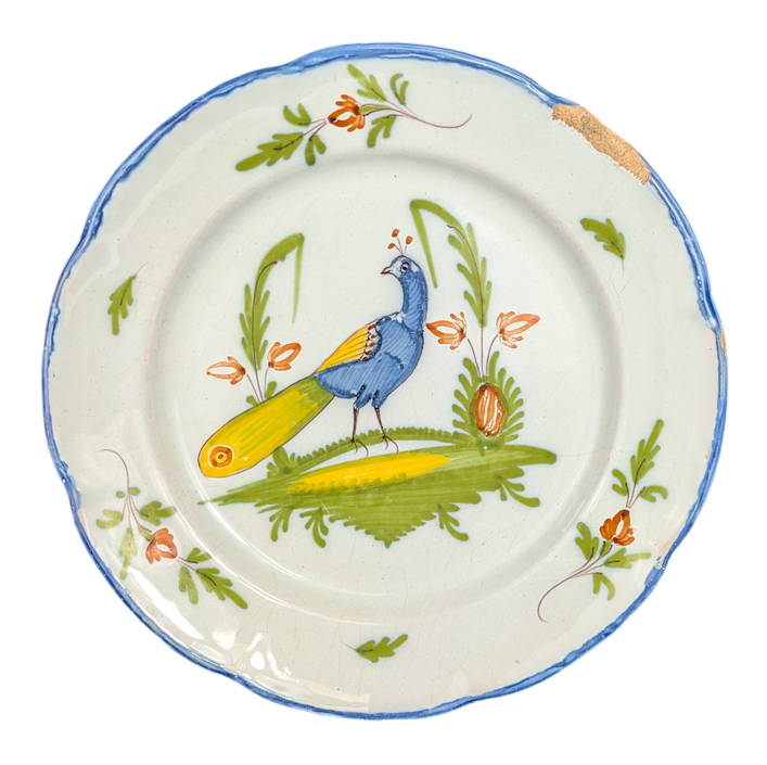 Plato de loza con diseño de pavo real, siglo XIX