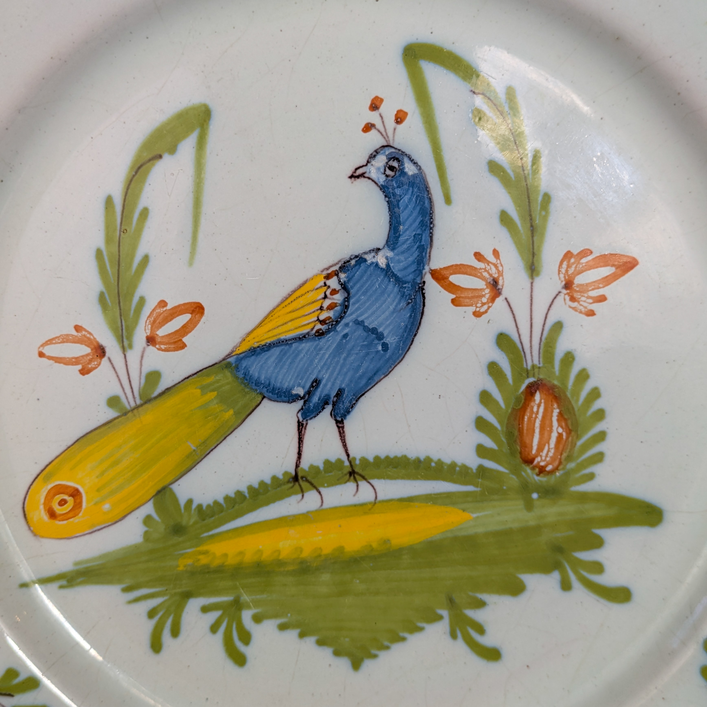 LOTE000812_05-1.png Plato de loza con diseño de pavo real, siglo XIX