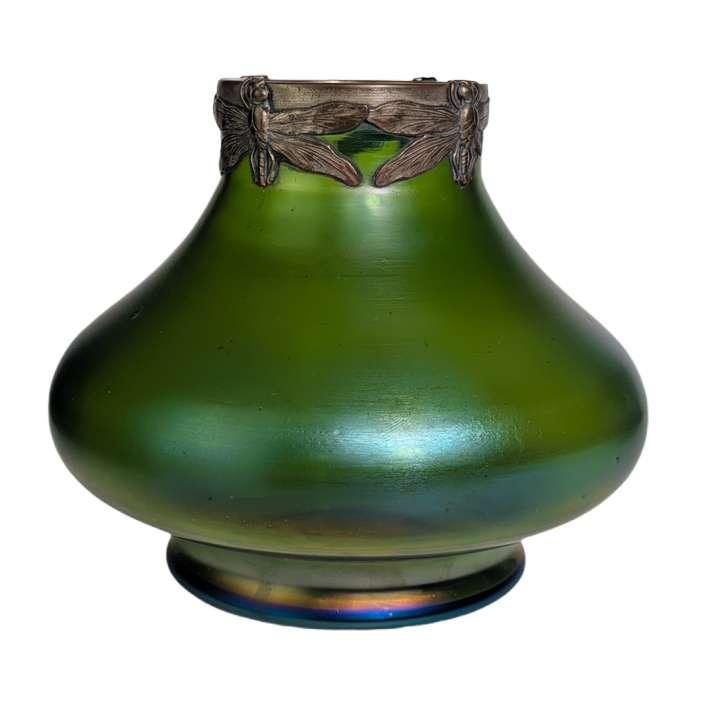 Lötz, Bohemia. Jarrón esférico de estilo Art Nouveau con fondo verde. Principios del siglo XX