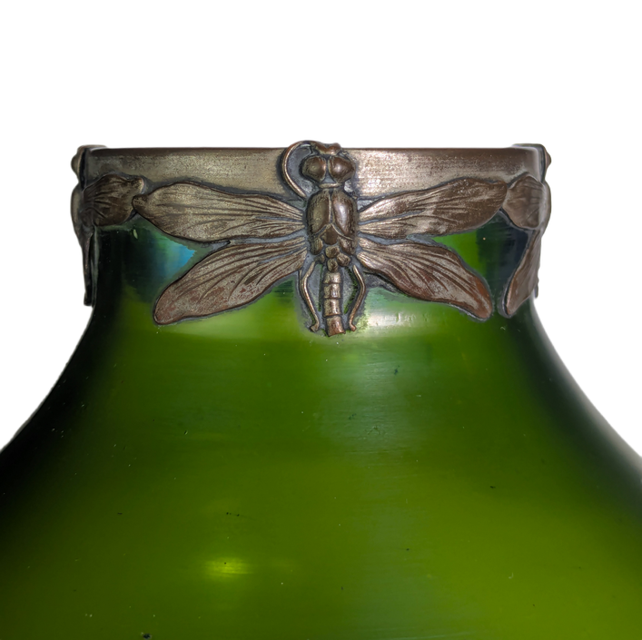 LOTE000820_02-1.png Lötz, Bohemia. Jarrón esférico de estilo Art Nouveau con fondo verde. Principios del siglo XX