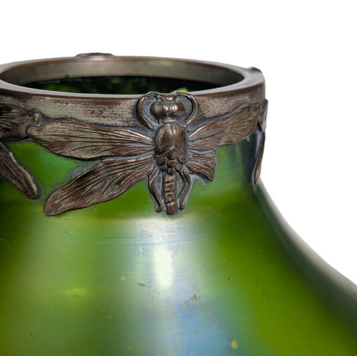 LOTE000820_04-1.png Lötz, Bohemia. Jarrón esférico de estilo Art Nouveau con fondo verde. Principios del siglo XX