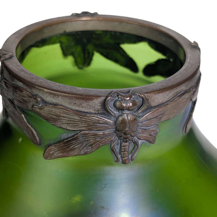 LOTE000820_05-1.png Lötz, Bohemia. Jarrón esférico de estilo Art Nouveau con fondo verde. Principios del siglo XX
