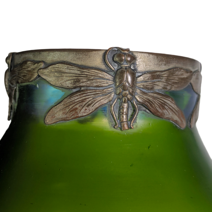 LOTE000820_06-1.png Lötz, Bohemia. Jarrón esférico de estilo Art Nouveau con fondo verde. Principios del siglo XX