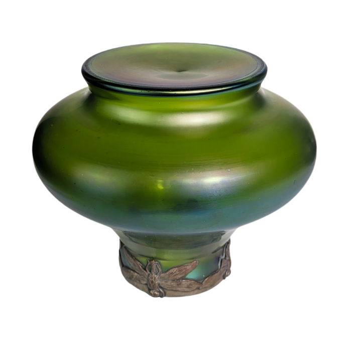 LOTE000820_07-1.png Lötz, Bohemia. Jarrón esférico de estilo Art Nouveau con fondo verde. Principios del siglo XX