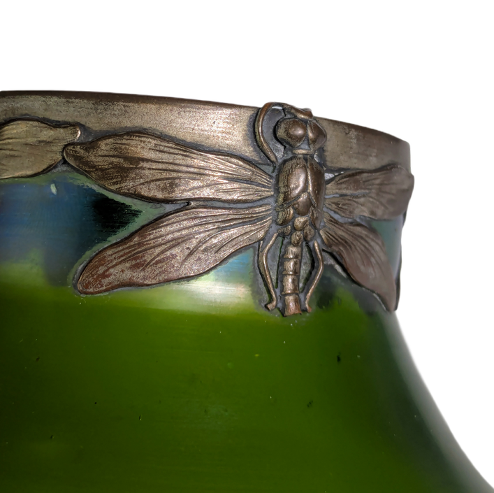 LOTE000820_08-1.png Lötz, Bohemia. Jarrón esférico de estilo Art Nouveau con fondo verde. Principios del siglo XX