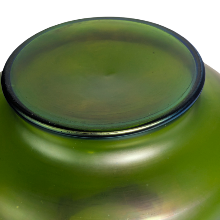 LOTE000820_09-1.png Lötz, Bohemia. Jarrón esférico de estilo Art Nouveau con fondo verde. Principios del siglo XX