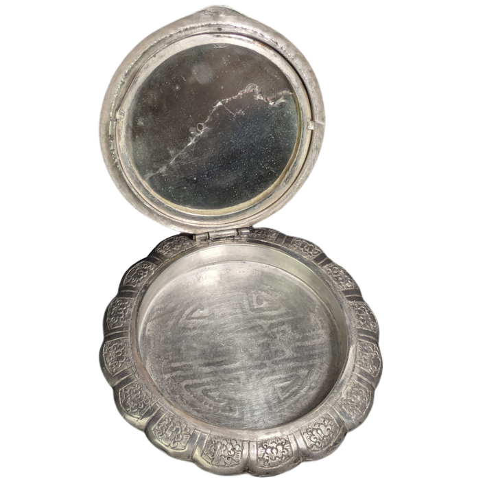 LOTE000823_02-1.png Polvorera para maquillaje de plata Vietnamita con Dragones c.1940