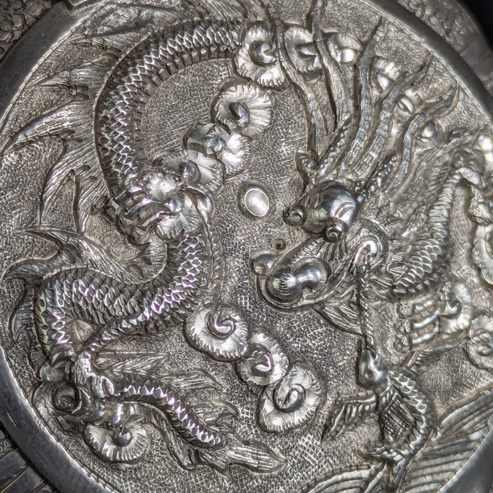 LOTE000823_04-1.png Polvorera para maquillaje de plata Vietnamita con Dragones c.1940