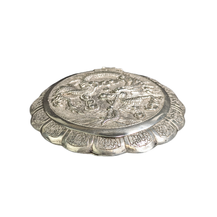 LOTE000823_06-1.png Polvorera para maquillaje de plata Vietnamita con Dragones c.1940
