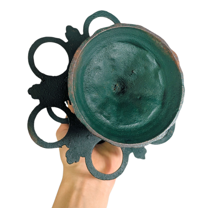 LOTE000830_02-1.png Huevera de pie francesa de hierro Fundido esmaltado en verde c.1950